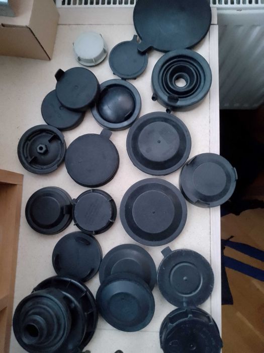 Пластикові та гумові заглушки для фар.