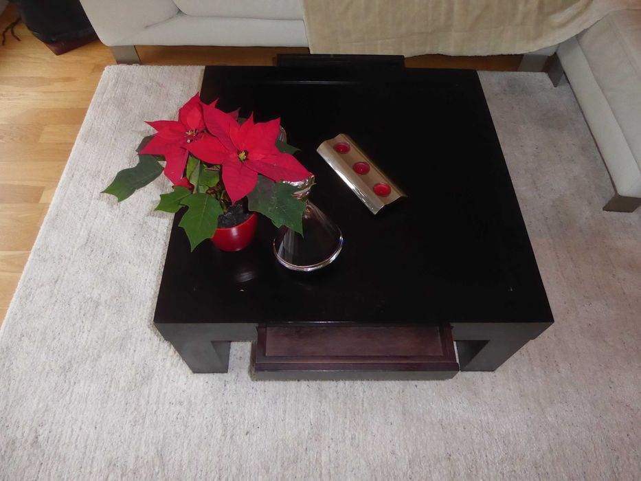 Mesa quadrada de centro com gavetas
