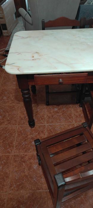 Mesa refeição com tampo em mármore e 4 cadeiras