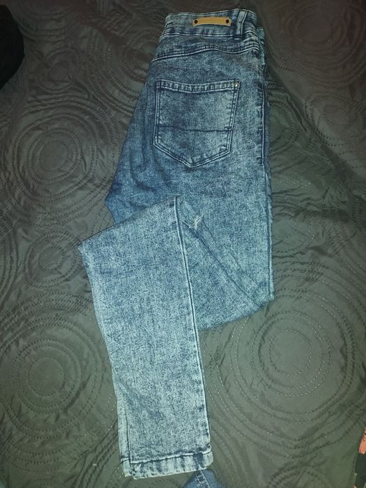 Jeansy z dziurami Bershka