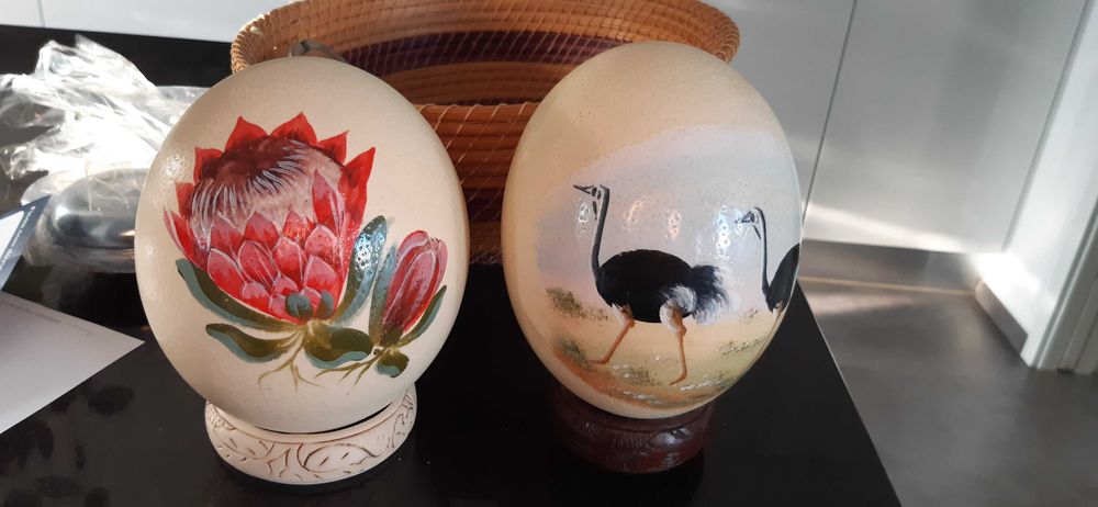 Artesanato antigo ovo de avestruz vazios e pintados à mão