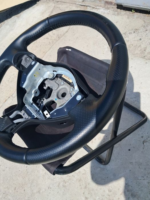 Кермо Ніссан Жук