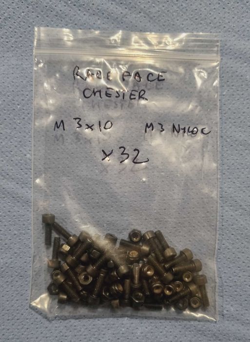 Piny do pedałów platformowych Race Face Chester (32 szt.)