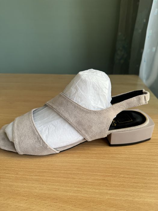 Босоножки замшевые новые размер 39