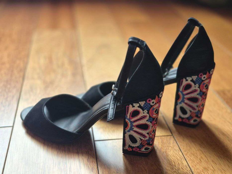 Ошатні замшеві чорні туфлі на підборах з візерунком, 39 р, Arezzo