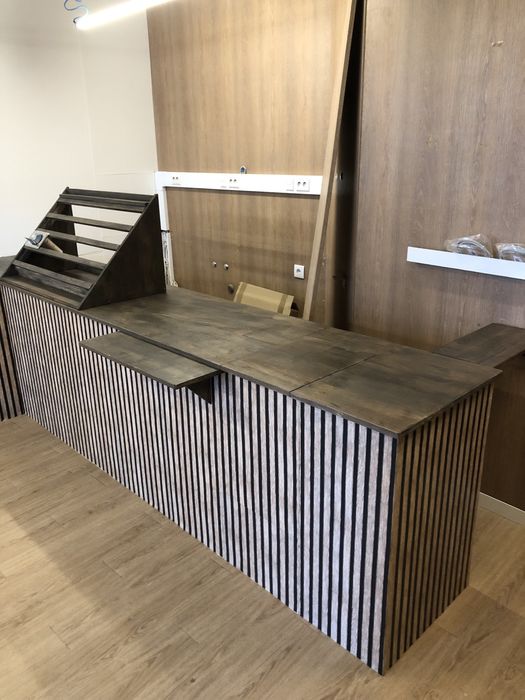 Balcão para bar, restaurante, barbearia de madeira Pinho, palete e OSB