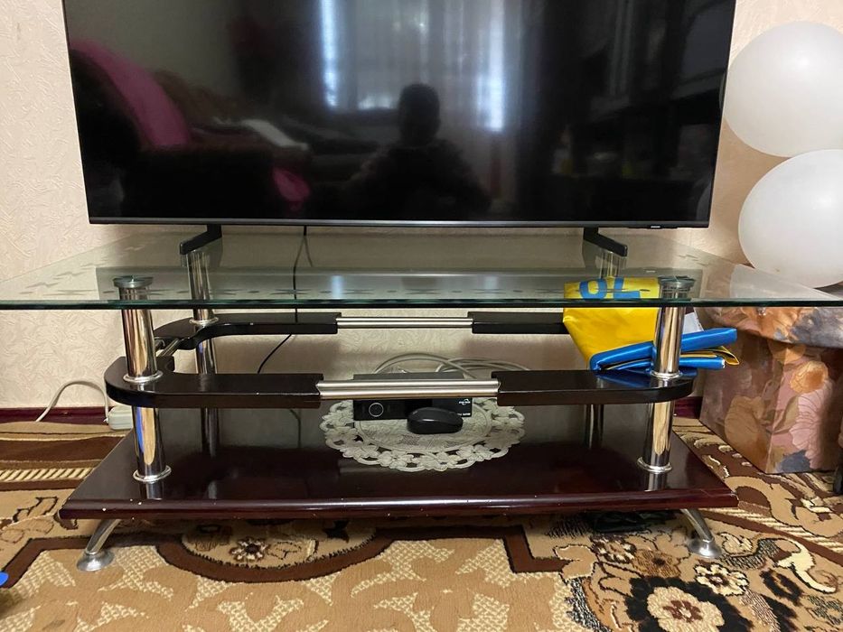 Скляний журнальний стіл