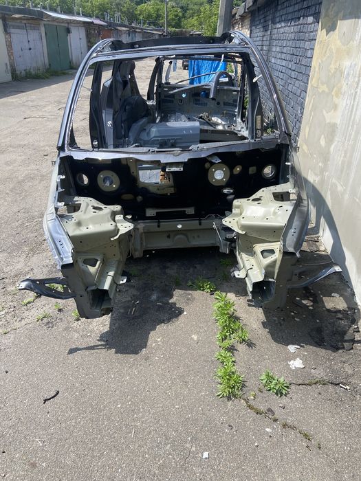 Розпил, ріжемо Tesla Model Y, є PN01, білий, червоний. перед четв-120