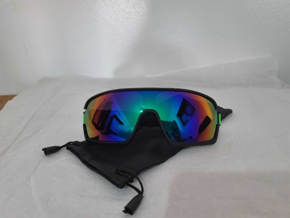 Óculos de sol Arnette haste larga pretos e azuis ou verdes espelhado