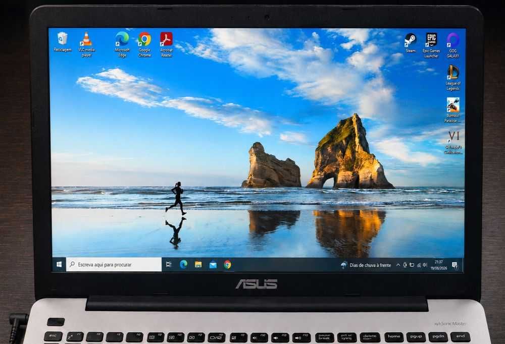 ASUS X555L — i7 | 8GB RAM | SSD 200GB + HDD 1TB | GeForce 920M