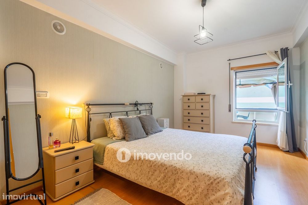 Apartamento T2 com estacionamento e terraço, em Vialonga