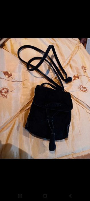 Bolsa pequena de camurça preta, tiracolo.