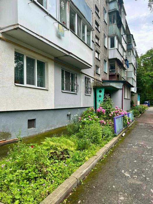 3-кімнатна квартира по вул. Космонавтів в гарному  стані. ТЕРМІНОВО!