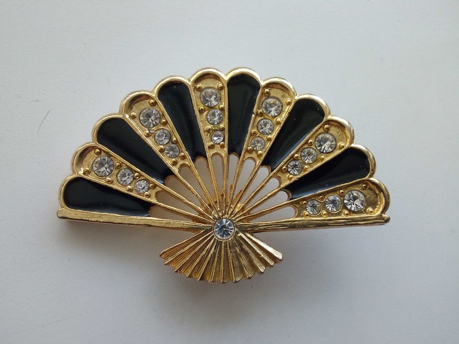 Брошка вінтажна.  Вінтажна біжутерія. Геліотис. Камея