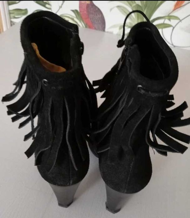 Botins pretos em pele
