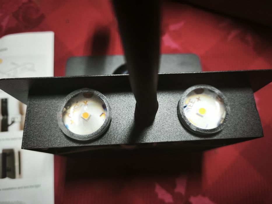 Candeeiro com luz led flexível com tomada USB e carregador indução