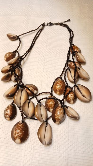 Colar de missangas com búzios