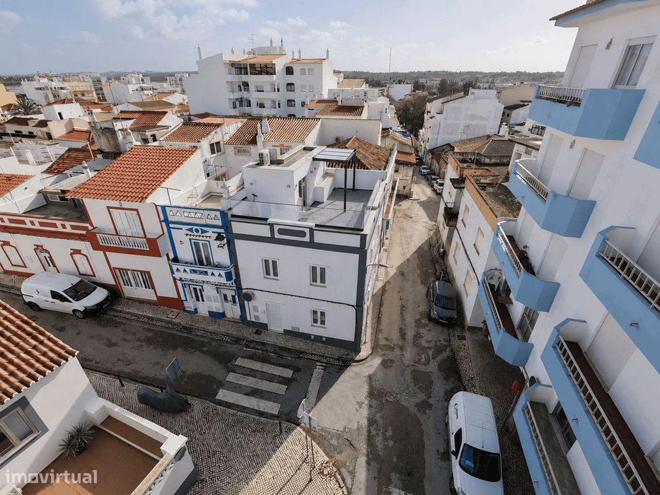 Moradia  geminada T3 renovada com terraço no centro de Lagoa apenas 5-