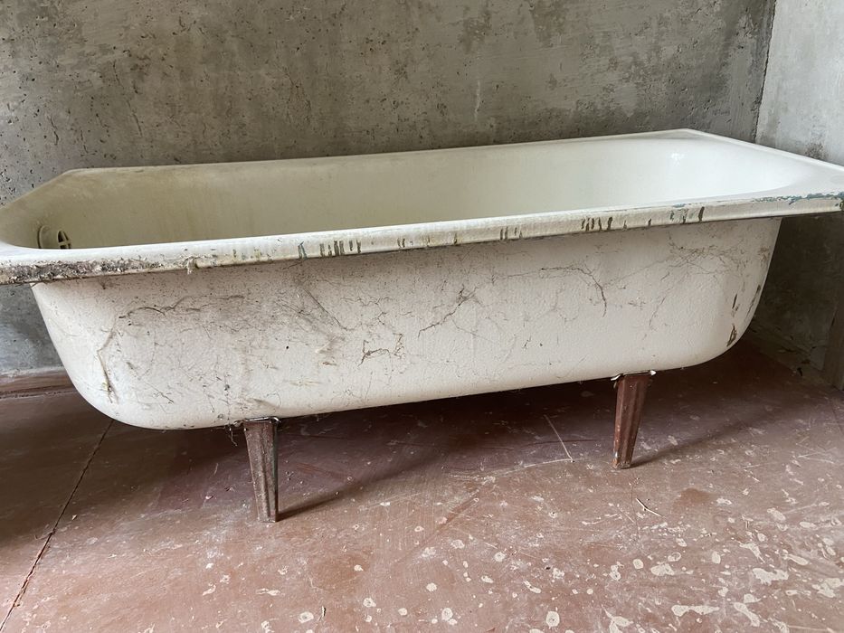 Ванна стальна на ніжках