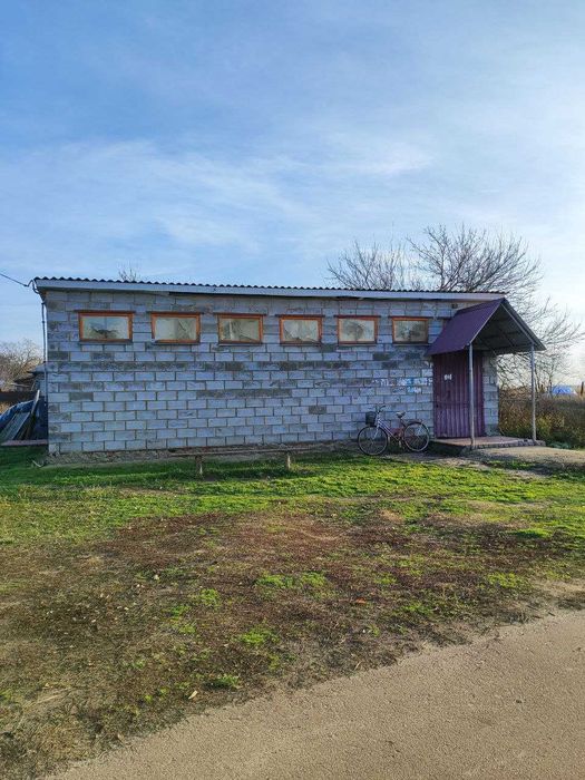 Продаж магазинів та земельної ділянки