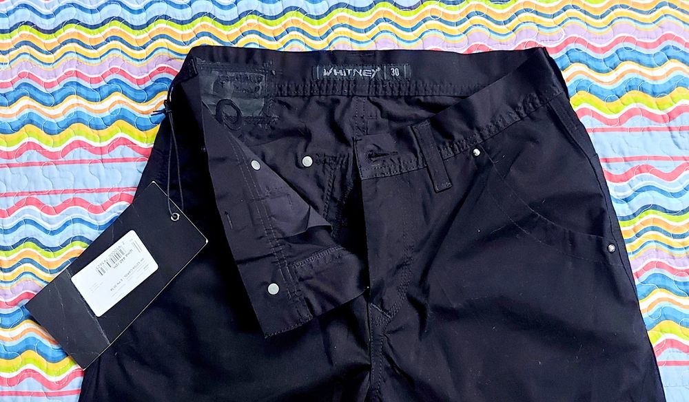 Нові чорні штани на навчання