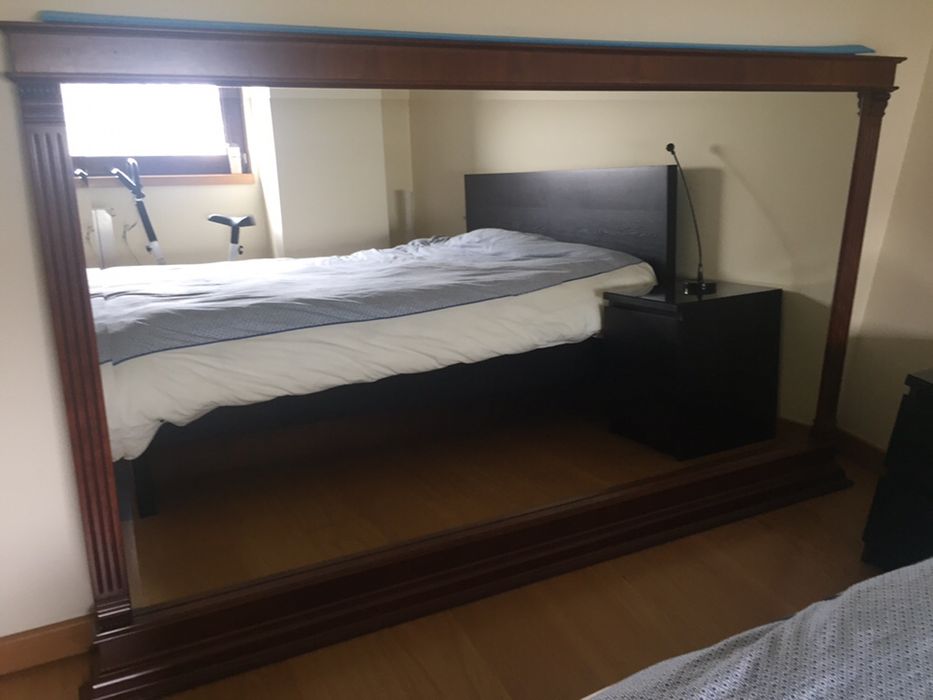 Espelho com moldura em Cerejeira