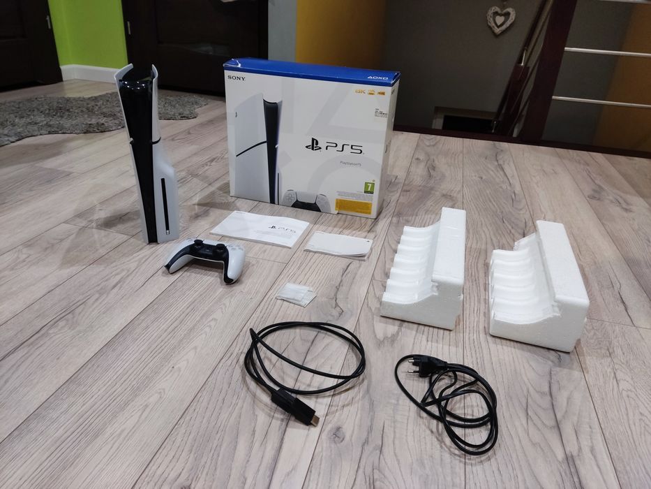 Sony PS5 Slim 1TB z napędem GWARANCJA ROK MODEL CFI-2016 Gry EA FC 26 Fortnite Roblox Hitman i inne! Cały komplet wraz z pudełkiem WYSYŁKA JAK NOWA