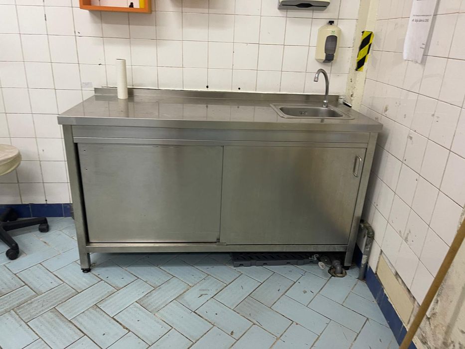 Balcão inox com torneira pedal