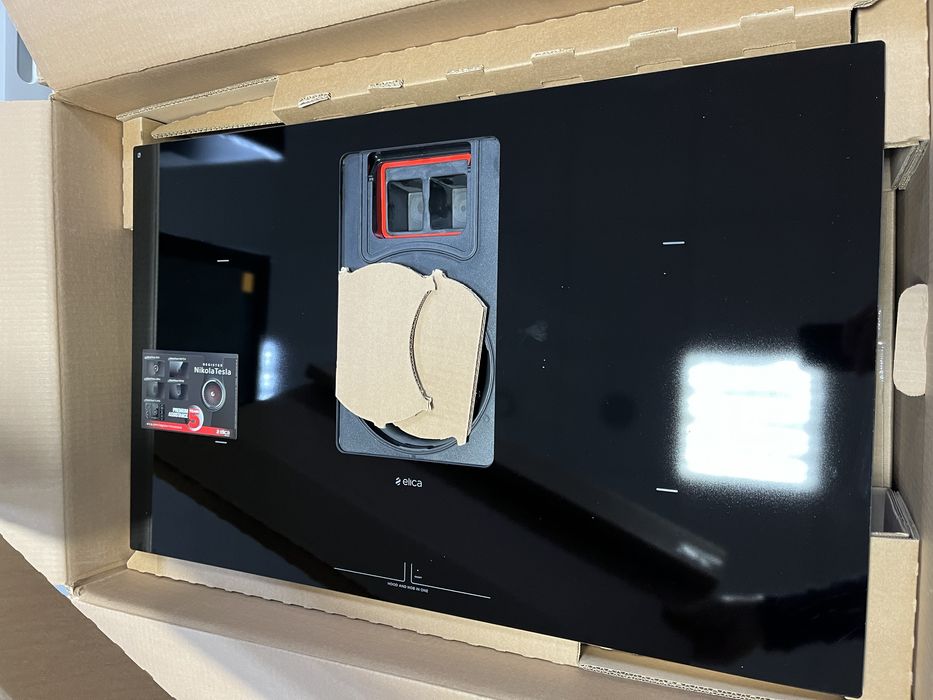 Nowa płyta indukcyjna z okapem Elica Nikolatesla Prime