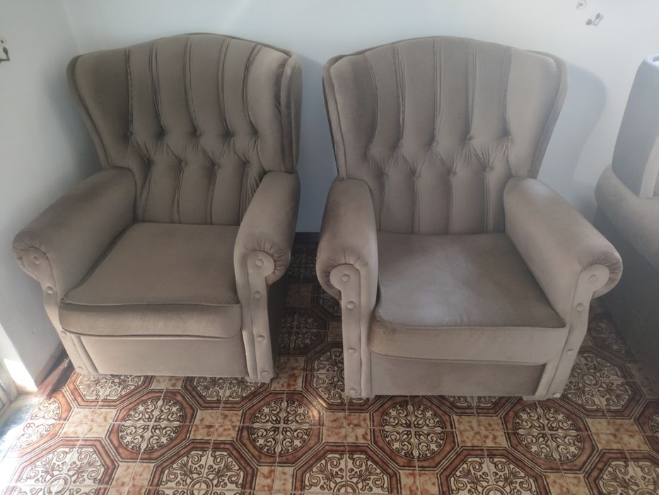 Conjunto de sofás clássico em bom estado. Venda em conjunto por 65€. Individual 20€ cada sofá pequeno e 40€ sofá grande (abre e faz de cama também).