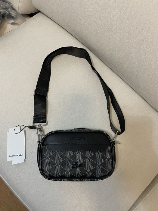 Bolsa Lacoste - Geometria e Elegância em Movimento