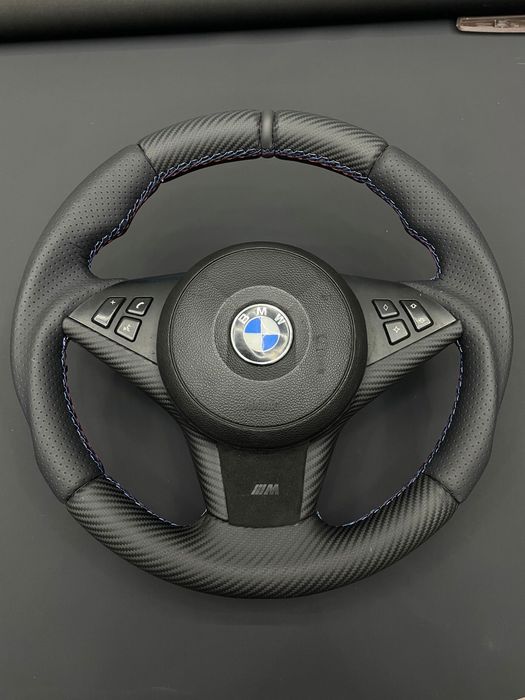 Apresentamos  volante BMW E 60  estofado em pele perfurada e carbono,