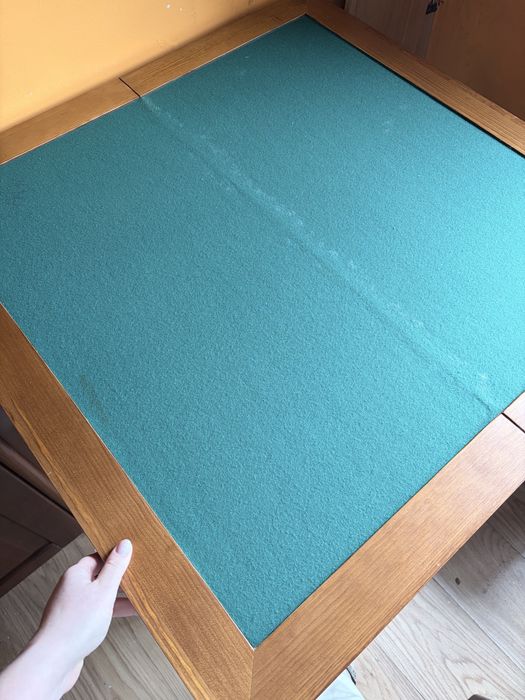 Mesa de jogos transformável em madeira + 2 cadeiras