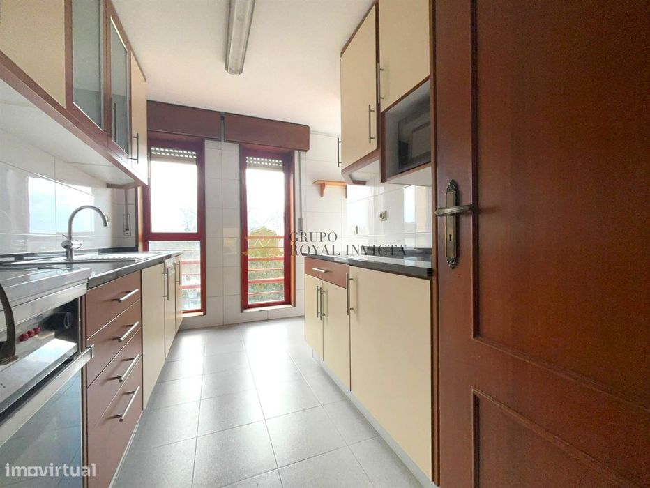 Apartamento T3  com Box Fechada e Varanda junto ao metro -  Senhora da — São Mamede De Infesta E Senhora Da Hora, Porto