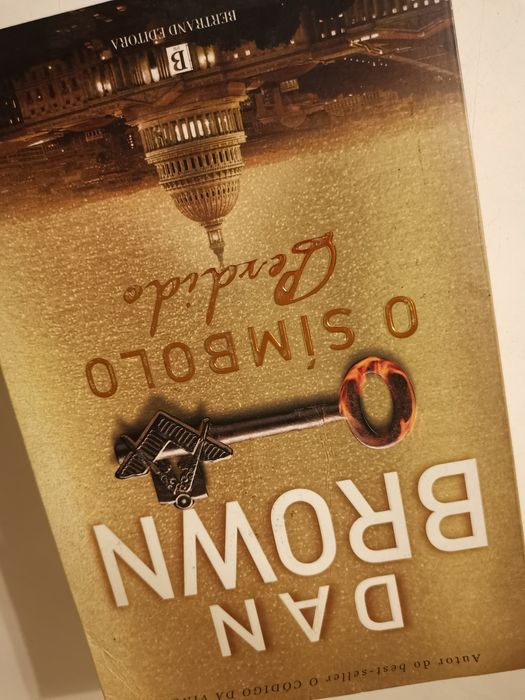 Vários livros. O perfume ; A pomba; A Pianista; Muros; ...