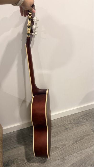 Guitarra clássica da marca Gomez (modelo standard 4/4, com acabamento natural)