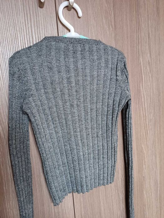 Krótki szary sweter