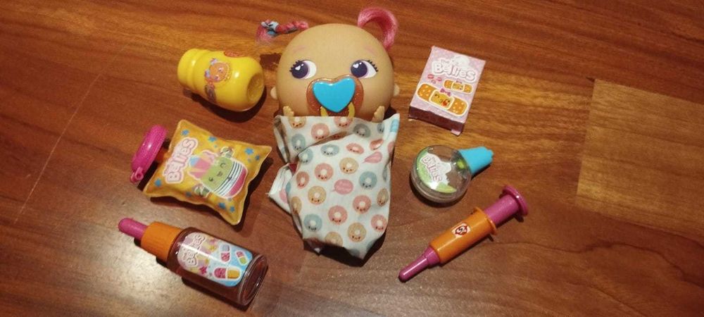 Boneca bebé interativa