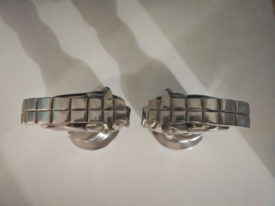 Cavalos em estanho porta livros