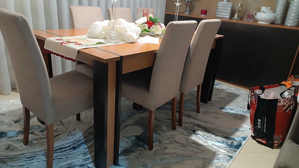 Móvel de sala ,mesa de jantar e 6 cadeiras forradas a tecido.