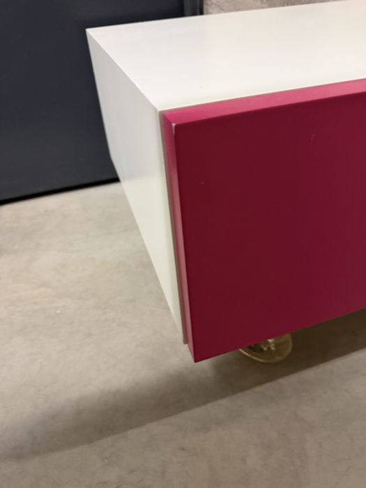 Mesa de Cabeceira Antarte – Design Moderno, Branco e Rosa, com Gaveta