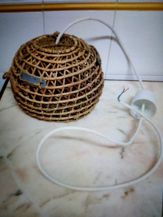 Candeeiros de tecto em verga envernizada muito bonito