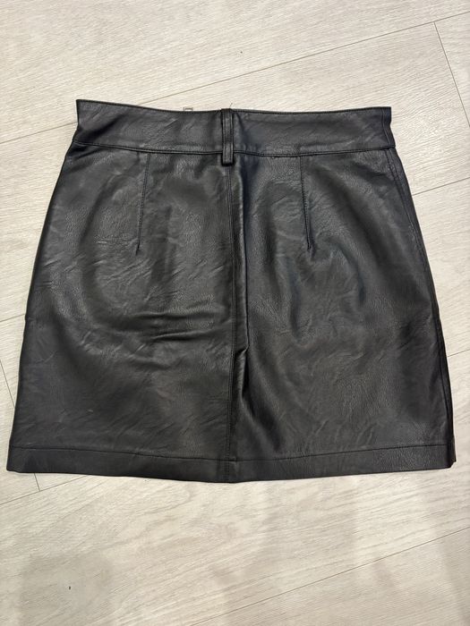Стильна жіноча спідничка з екошкіри