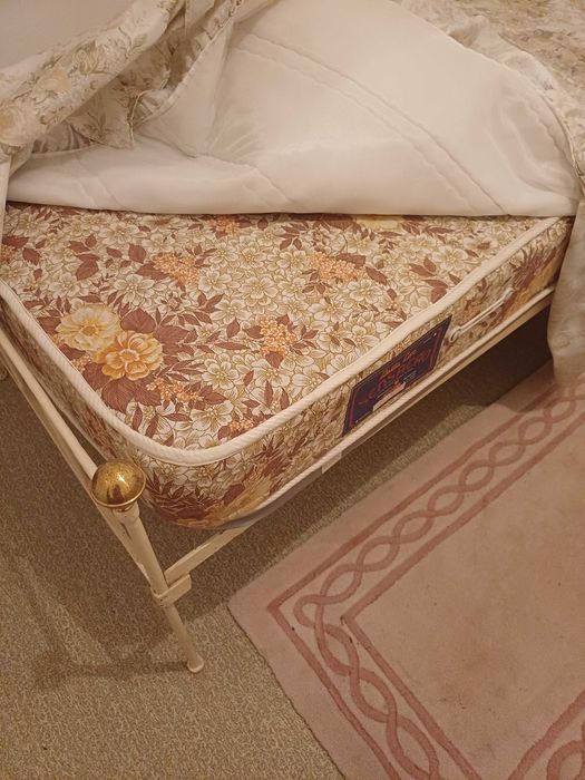 Mobília de quarto com duas camas de solteiro