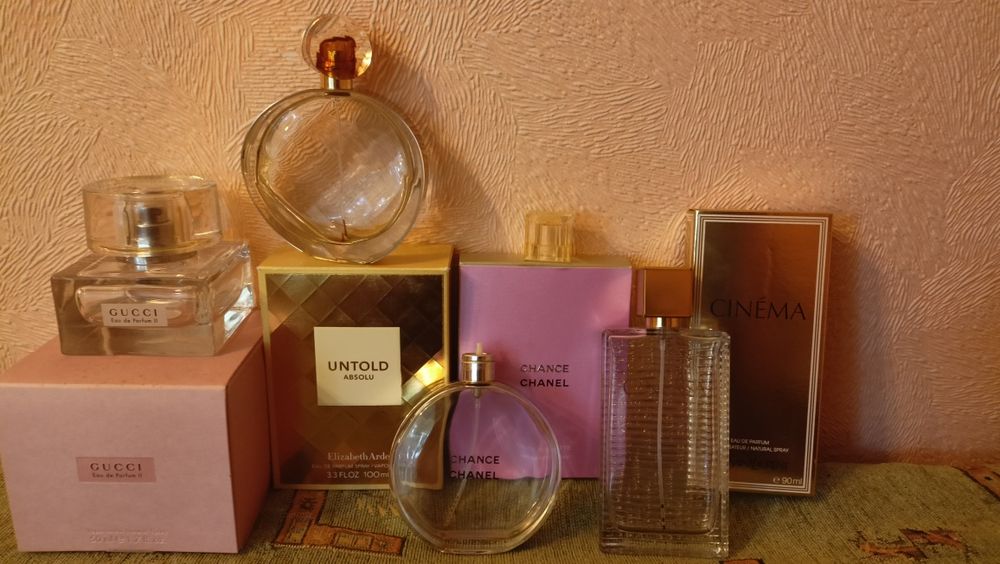 Пусті флакони від парфумів з коробками.
