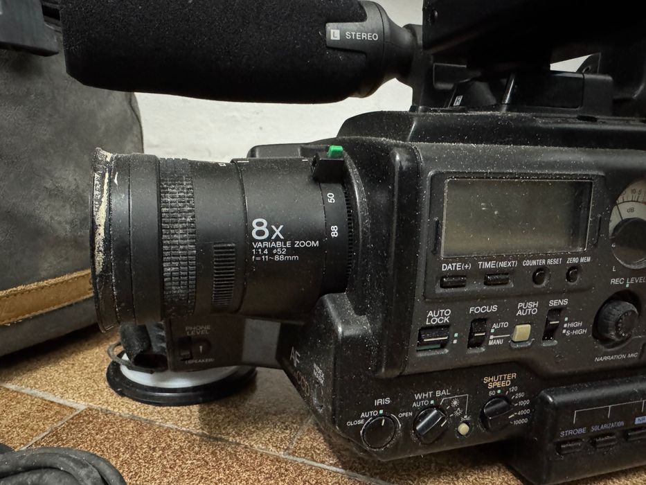 Sony CCD-V5000E Camera + Accessories64585505726978122