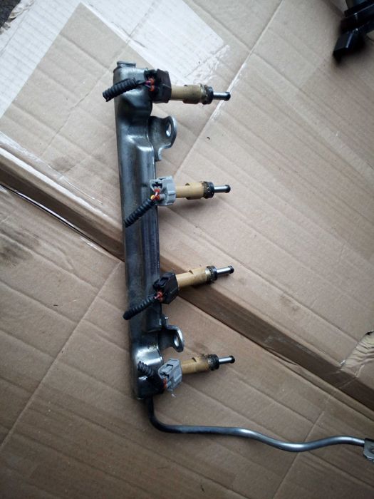Toyota avensis t27 09- 1,6 1,8 wtryski listwa