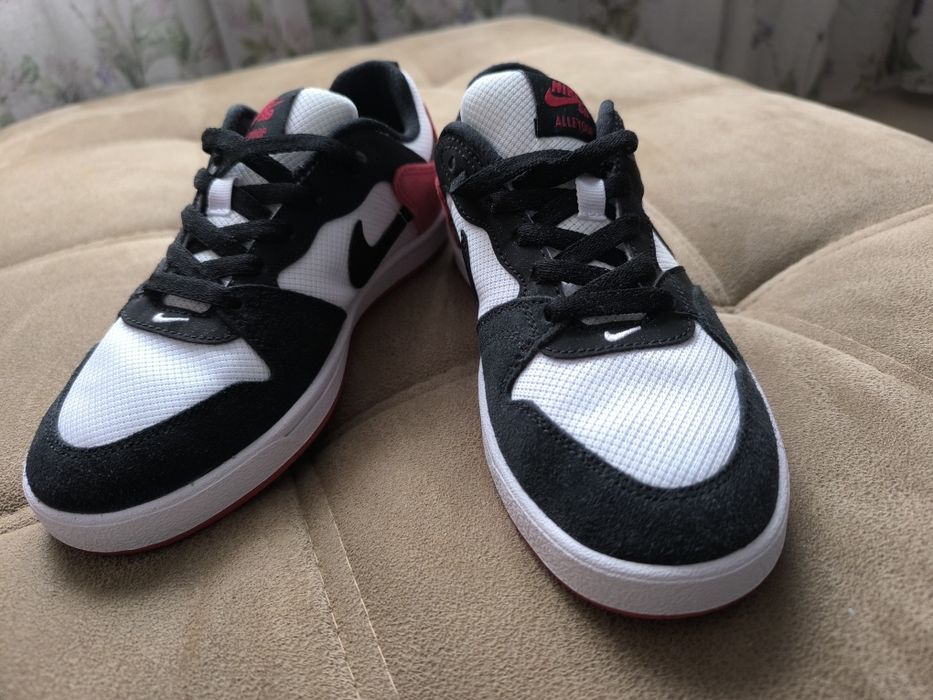 Нові кросівки Nike