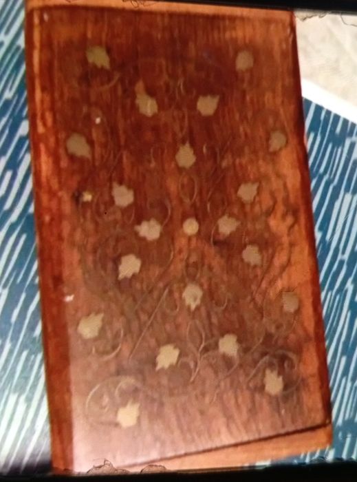 Pequenos objetos de antiguidades usados em bom estado