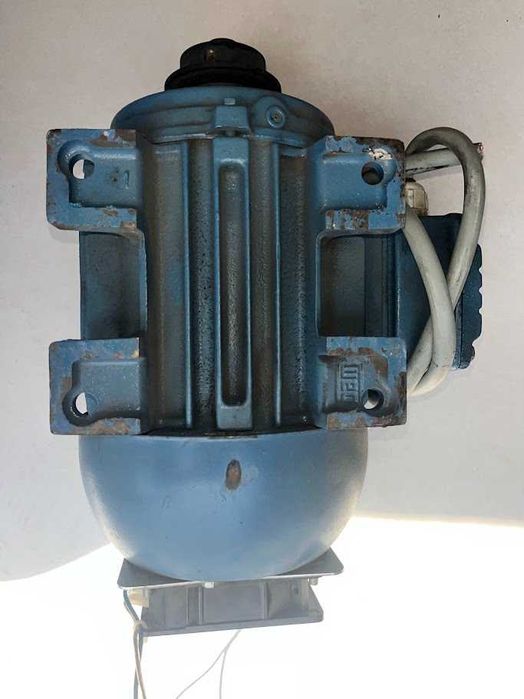 Motor Elétrico Trifásico WEG 1CV (0.75kW) 1400RPM + Polie e Ventilação Extra